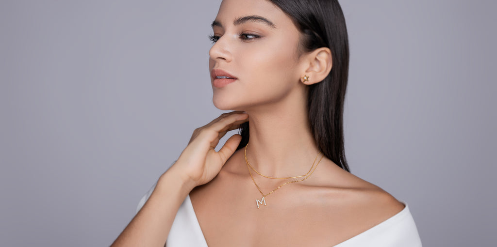 Engraved With Top-quality Moissanite, This Luxurious And Fashionable Minimalist Jewelry Consists Of A Silver Pendant Necklace, A Collar Chain, And S925 Silver Electroplated With Gold.